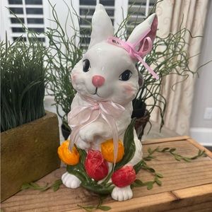 BLUE SKY 2020 WHITE EASTER BUNNY WITH BOUQUET OF FRESH TULIP FLOWERS